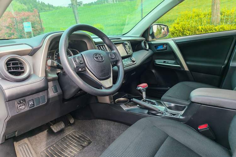 Used Toyota RAV4 2015 2.0L CVT Two-Wheel Drive Fashion Edition Interior 1