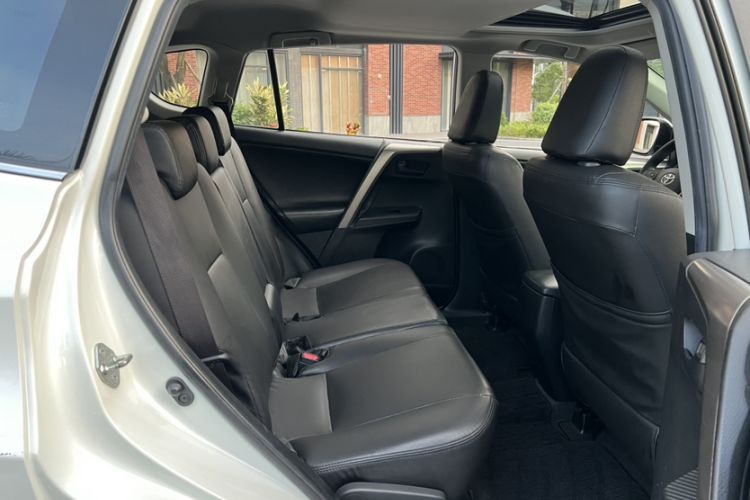 Used Toyota RAV4 2015 2.0L CVT Two-Wheel Drive Fashion Edition Interior 1