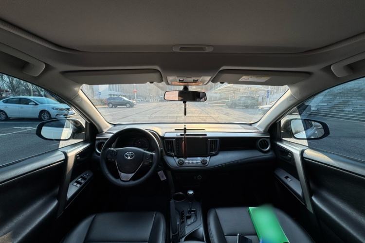 Used Toyota RAV4 2015 2.0L CVT Two-Wheel Drive Fashion Edition Interior 1