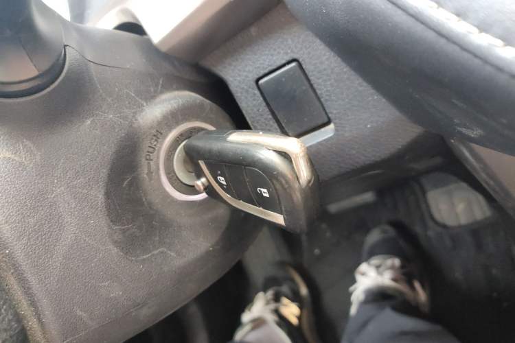 Used Toyota RAV4 2015 2.0L CVT Two-Wheel Drive Fashion Edition Interior 1