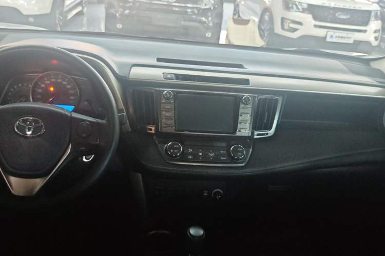 Used Toyota RAV4 2015 2.0L CVT Two-Wheel Drive Fashion Edition Interior 1