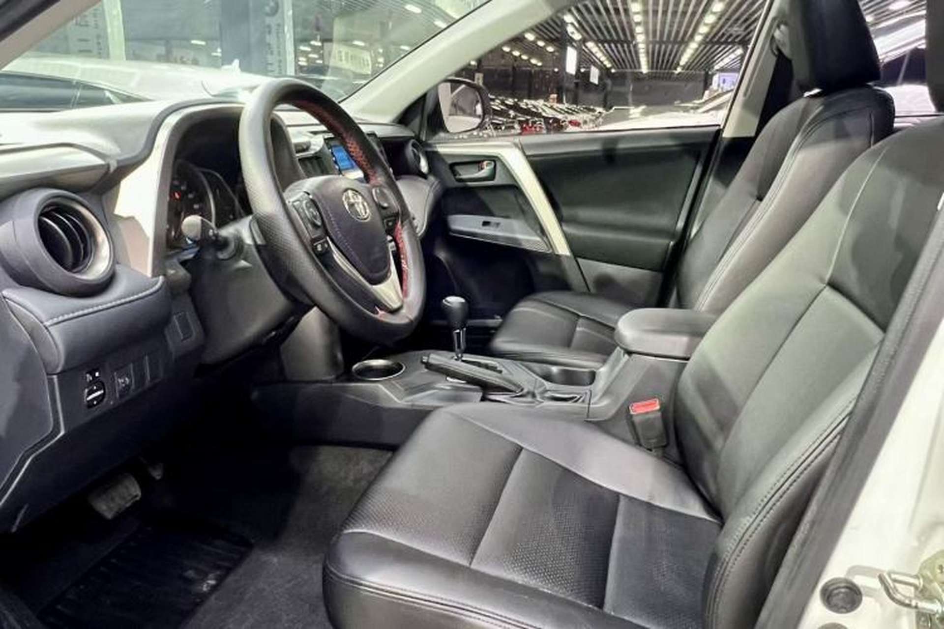 Used Toyota RAV4 2015 2.0L CVT Two-Wheel Drive Fashion Edition Interior 1