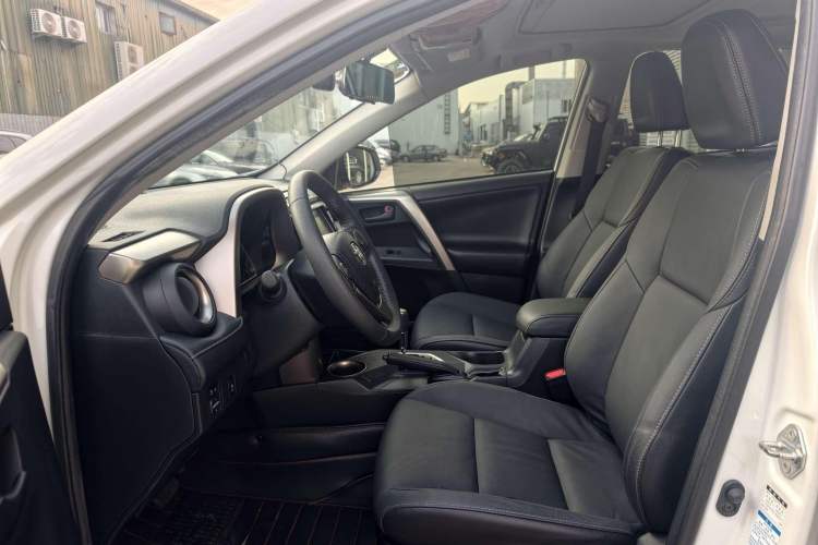 Used Toyota RAV4 2015 2.5L Automatic 4x4 Elite Edition Interior 10