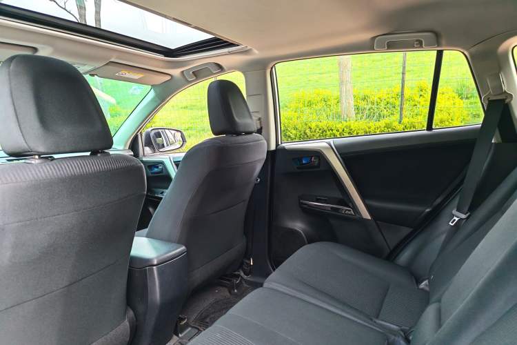 Used Toyota RAV4 2015 2.0L CVT Two-Wheel Drive Fashion Edition Interior 10