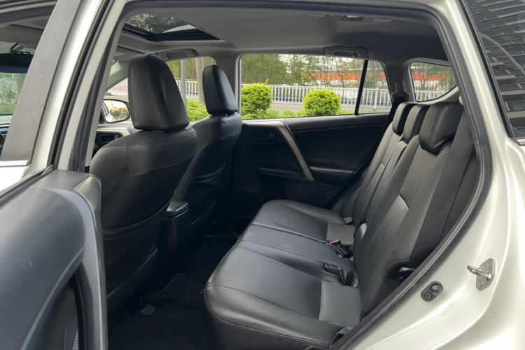 Used Toyota RAV4 2015 2.0L CVT Two-Wheel Drive Fashion Edition Interior 10