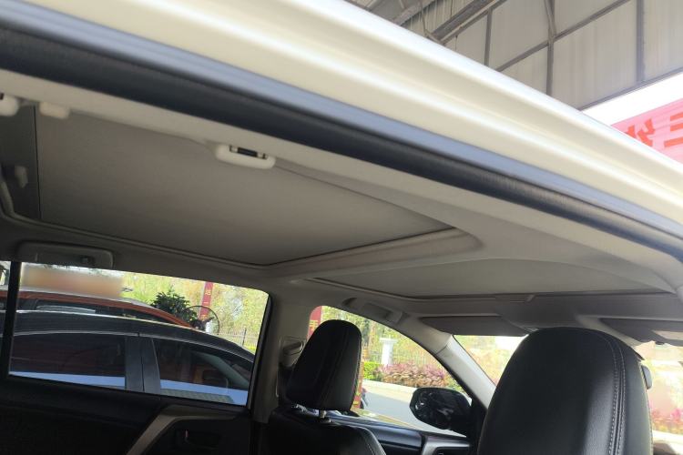Used Toyota RAV4 2015 2.5L Automatic 4x4 Elite Edition Interior 10
