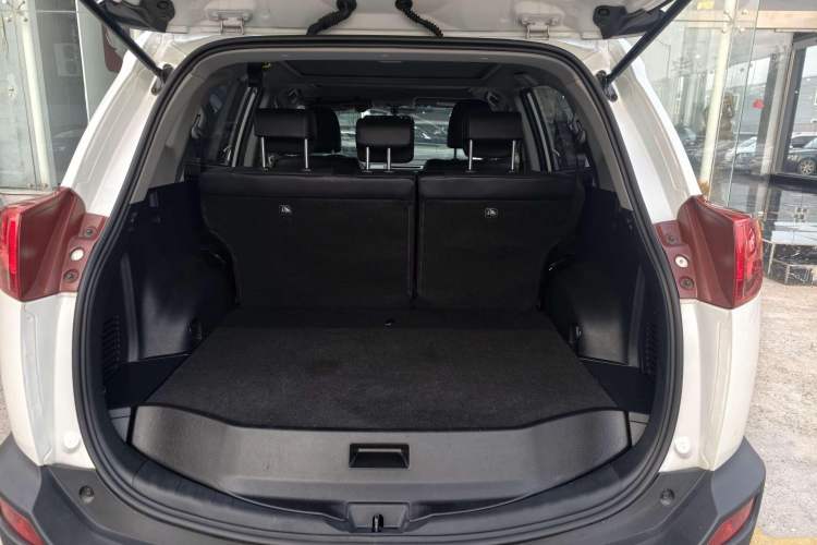 Used Toyota RAV4 2015 2.5L Automatic 4x4 Elite Edition Interior 11