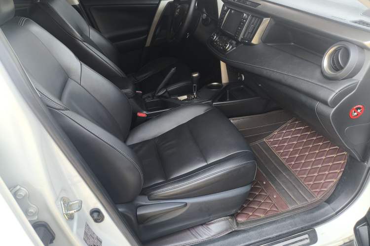 Used Toyota RAV4 2015 2.5L Automatic 4x4 Elite Edition Interior 11