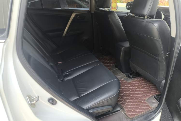 Used Toyota RAV4 2015 2.5L Automatic 4x4 Elite Edition Interior 12