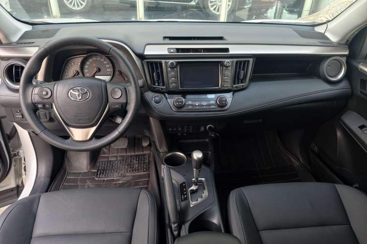 Used Toyota RAV4 2015 2.5L Automatic 4x4 Elite Edition Interior 2