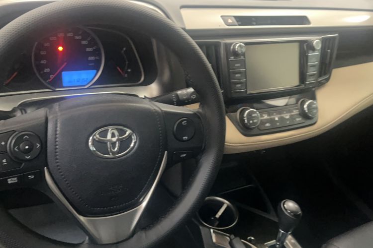 Used Toyota RAV4 2015 2.0L CVT Two-Wheel Drive Fashion Edition Interior 2