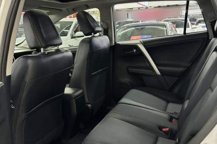 Used Toyota RAV4 2015 2.0L CVT Four-Wheel Drive New Edition Interior 2