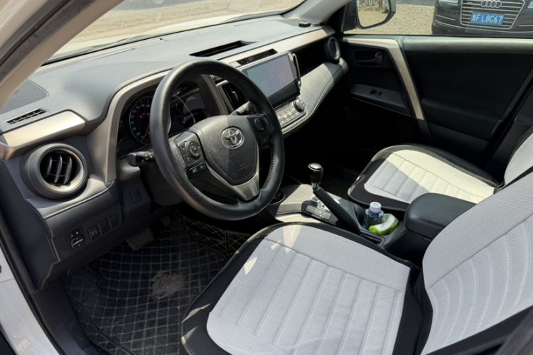 Used Toyota RAV4 2015 2.0L CVT Two-Wheel Drive Fashion Edition Interior 2