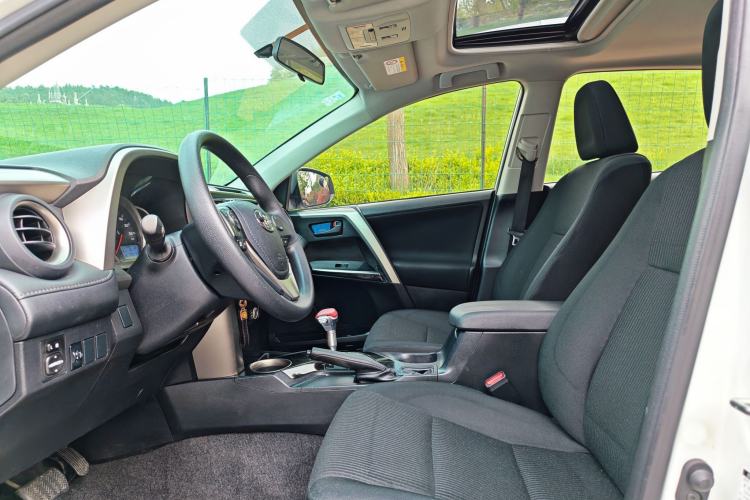 Used Toyota RAV4 2015 2.0L CVT Two-Wheel Drive Fashion Edition Interior 2