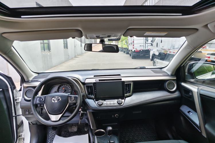 Used Toyota RAV4 2015 2.0L CVT Two-Wheel Drive Fashion Edition Interior 2