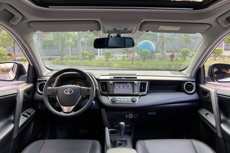 Used Toyota RAV4 2015 2.0L CVT Two-Wheel Drive Fashion Edition Interior 2
