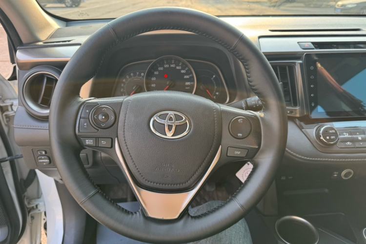 Used Toyota RAV4 2015 2.0L CVT Two-Wheel Drive Fashion Edition Interior 2