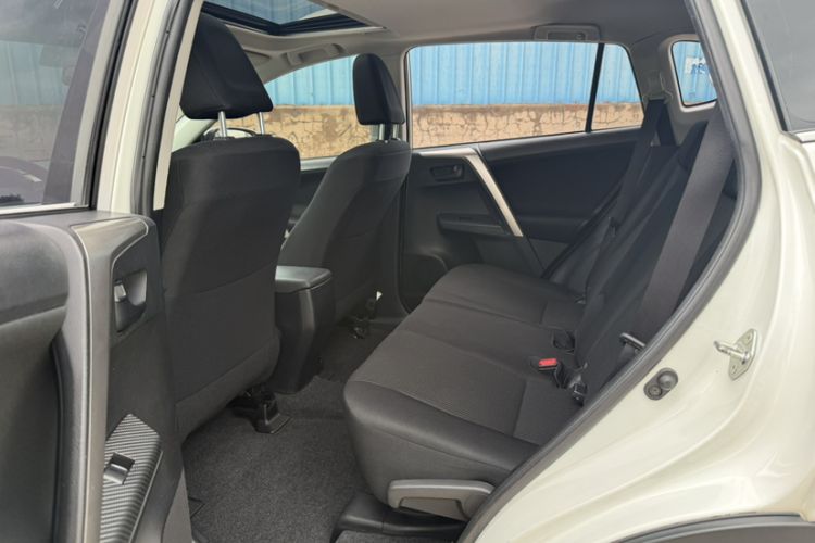 Used Toyota RAV4 2015 2.0L CVT Two-Wheel Drive Fashion Edition Interior 2