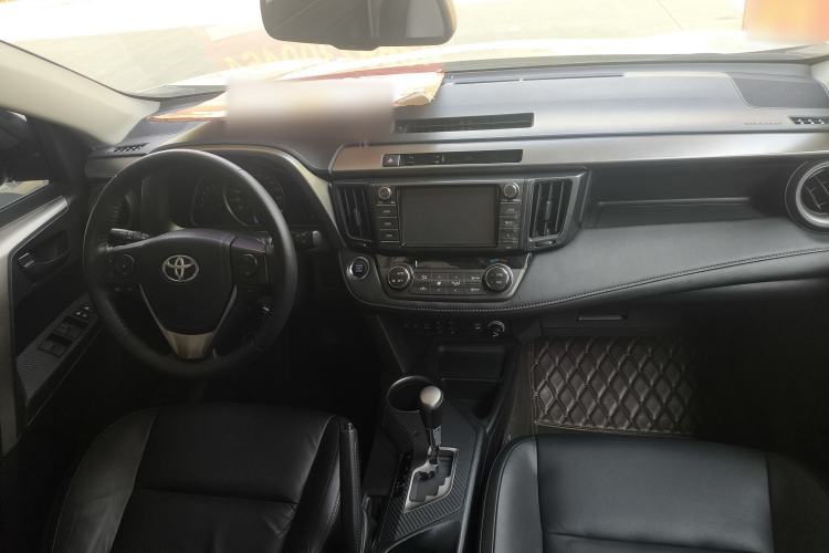 Used Toyota RAV4 2015 2.5L Automatic 4x4 Elite Edition Interior 2
