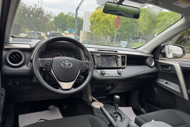 Used Toyota RAV4 2015 2.0L CVT Two-Wheel Drive Fashion Edition Interior 2