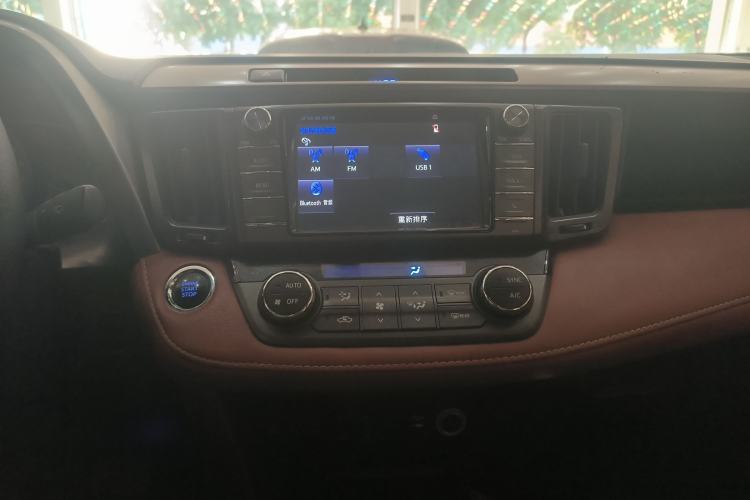 Used Toyota RAV4 2015 2.5L Automatic 4x4 Elite Edition Interior 2