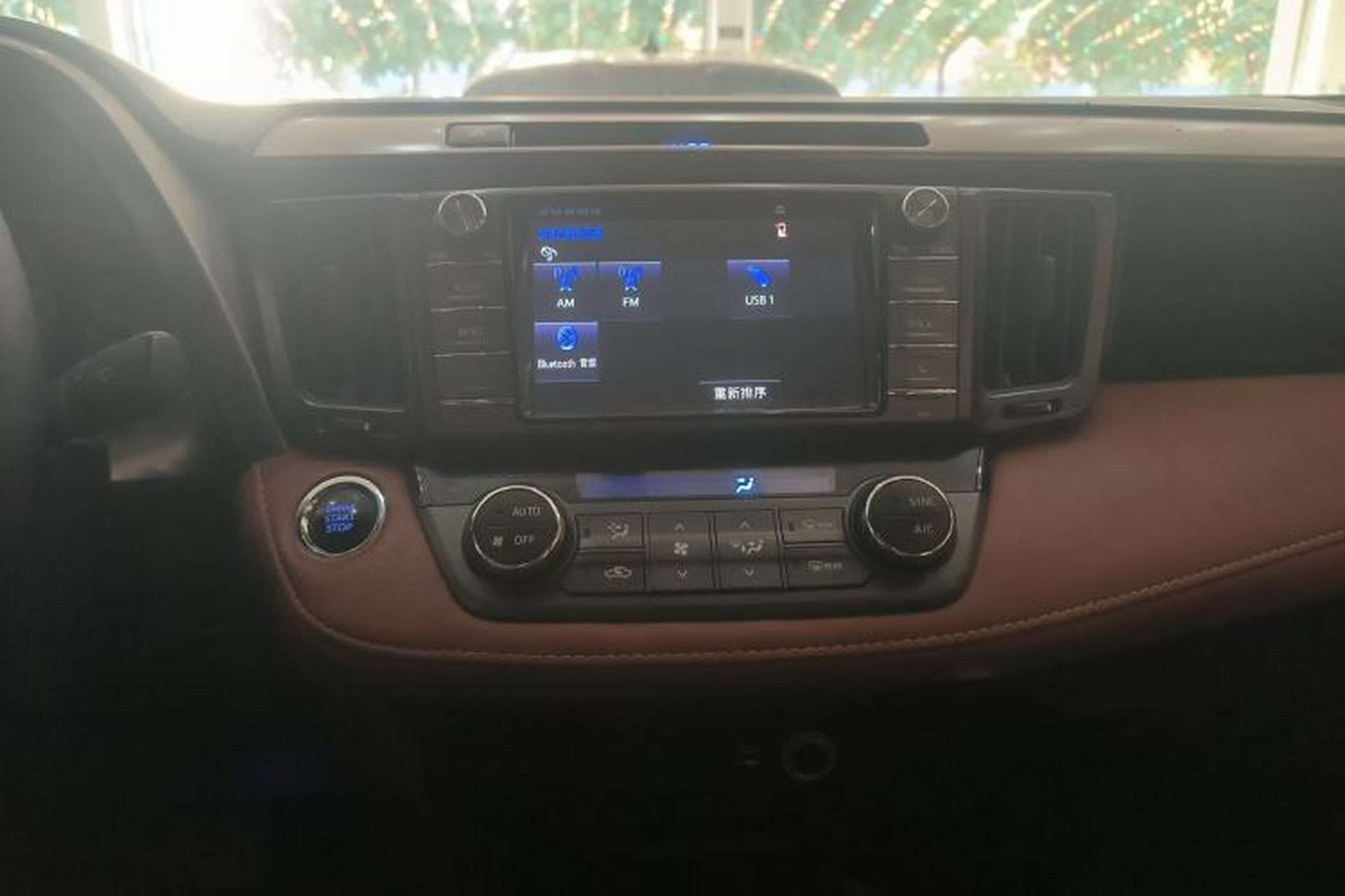 Used Toyota RAV4 2015 2.5L Automatic 4x4 Elite Edition Interior 2