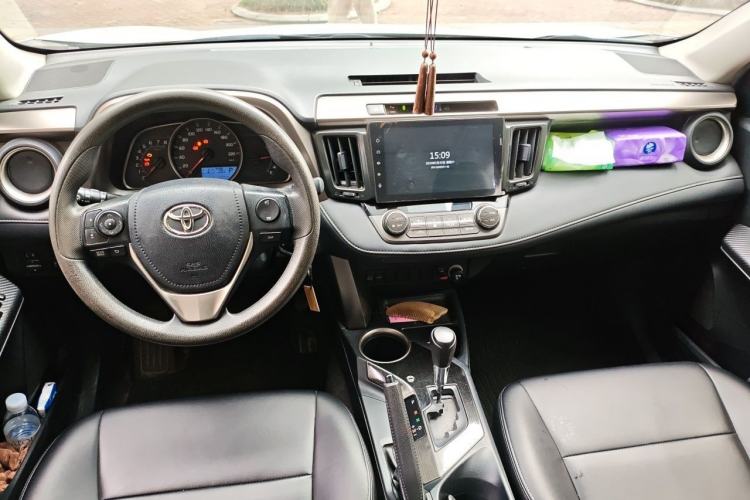 Used Toyota RAV4 2015 2.0L CVT Two-Wheel Drive Fashion Edition Interior 2