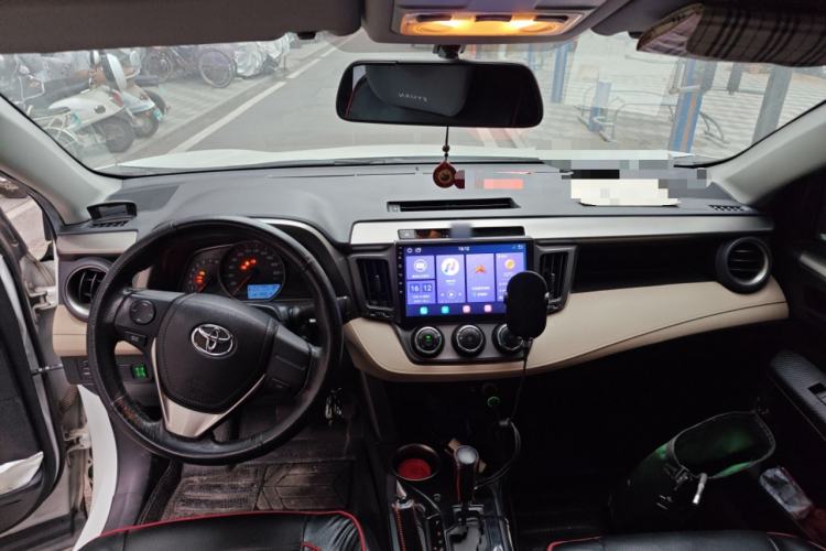 Used Toyota RAV4 2015 2.0L CVT Two-Wheel Drive Urban Edition Interior 2