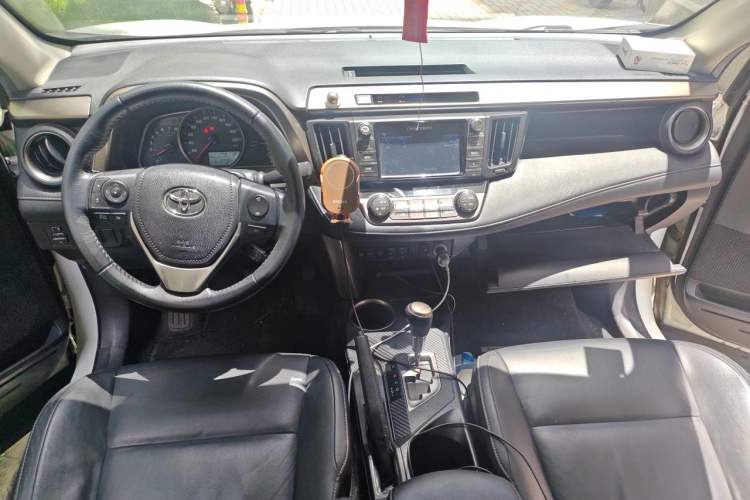 Used Toyota RAV4 2015 2.5L Automatic 4x4 Elite Edition Interior 2