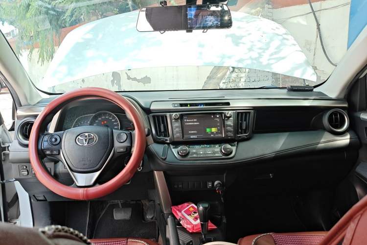 Used Toyota RAV4 2015 2.0L CVT Two-Wheel Drive Fashion Edition Interior 2