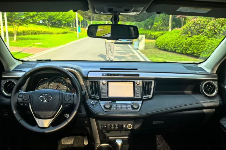 Used Toyota RAV4 2015 2.5L Automatic 4x4 Elite Edition Interior 2
