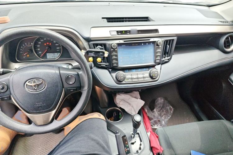 Used Toyota RAV4 2015 2.0L CVT Two-Wheel Drive Fashion Edition Interior 2