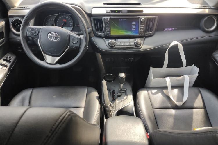 Used Toyota RAV4 2015 2.0L CVT Two-Wheel Drive Fashion Edition Interior 2