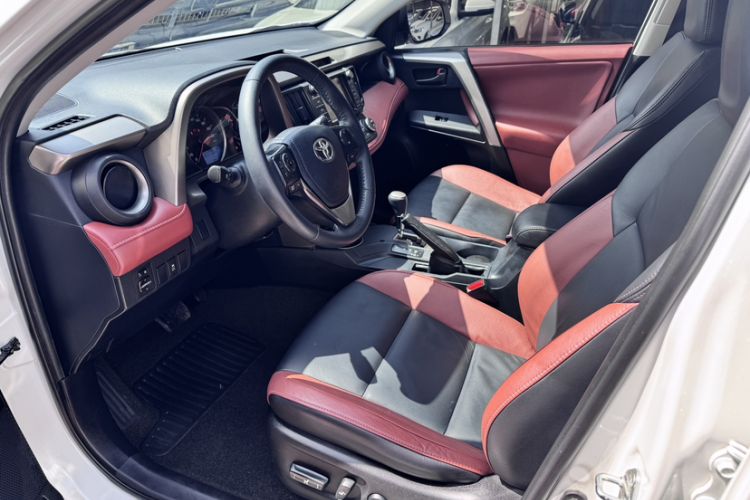 Used Toyota RAV4 2015 2.5L Automatic 4x4 Elite Edition Interior 2