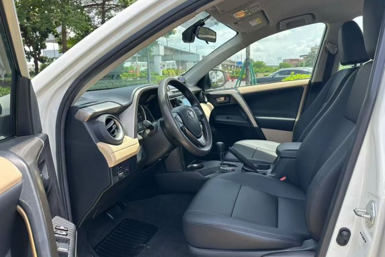 Used Toyota RAV4 2015 2.0L CVT Two-Wheel Drive Urban Edition Interior 2