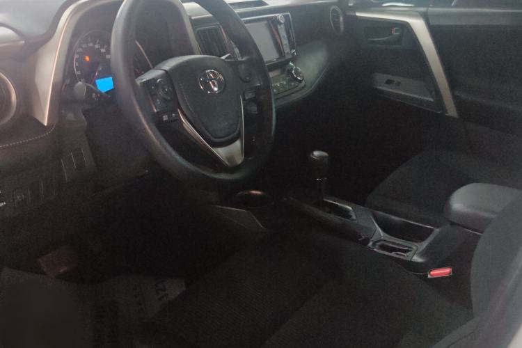 Used Toyota RAV4 2015 2.0L CVT Two-Wheel Drive Fashion Edition Interior 2