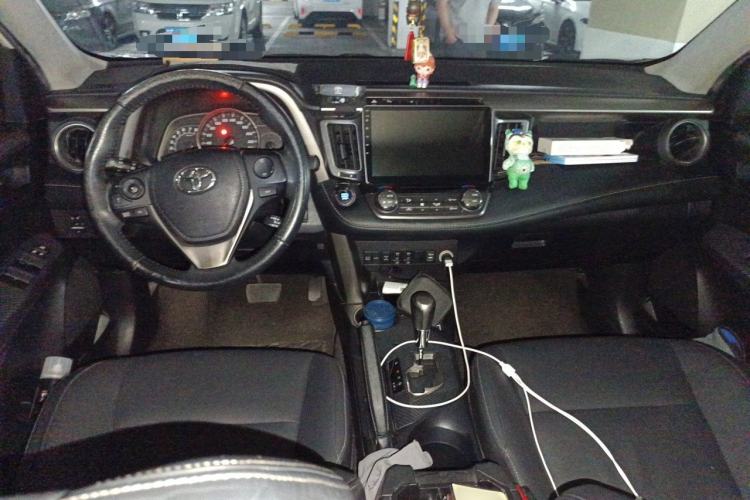 Used Toyota RAV4 2015 2.5L Automatic 4x4 Elite Edition Interior 2