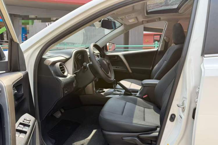 Used Toyota RAV4 2015 2.0L CVT Two-Wheel Drive Fashion Edition Interior 2