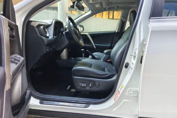 Used Toyota RAV4 2015 2.5L Automatic 4x4 Elite Edition Interior 2