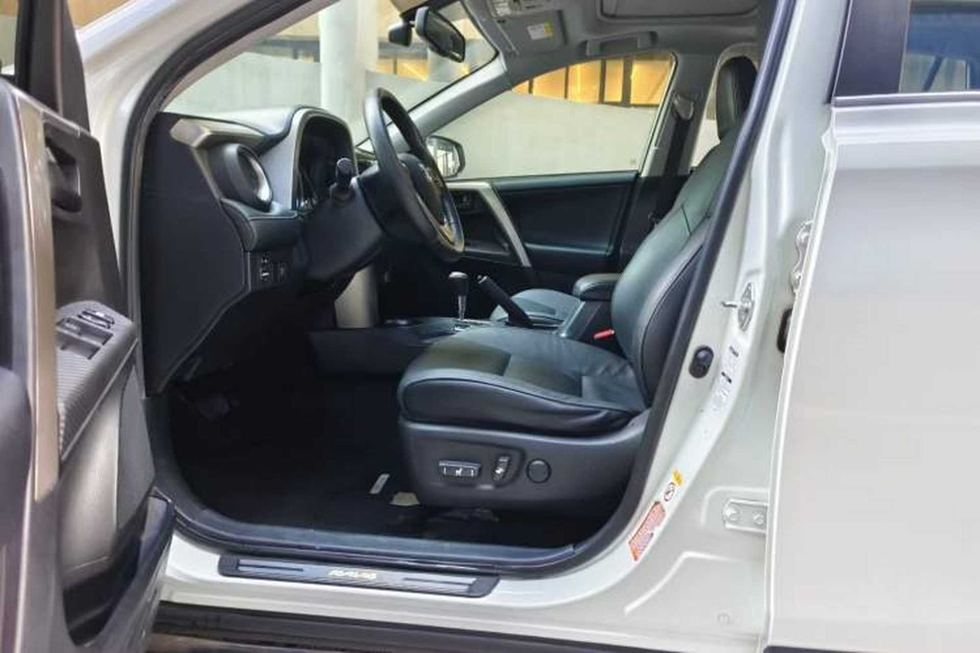Used Toyota RAV4 2015 2.5L Automatic 4x4 Elite Edition Interior 2
