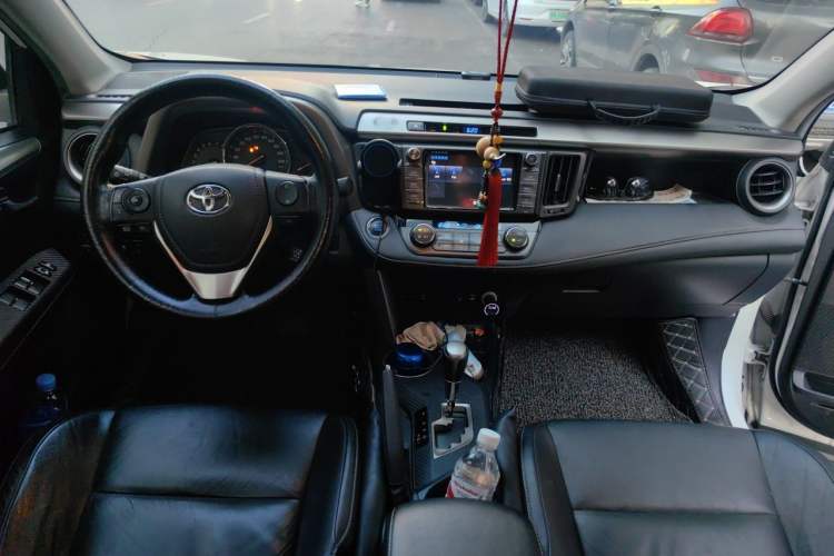 Used Toyota RAV4 2015 2.0L CVT Four-Wheel Drive New Edition Interior 2