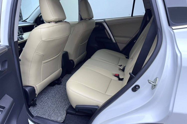Used Toyota RAV4 2015 2.0L CVT Two-Wheel Drive Urban Edition Interior 3