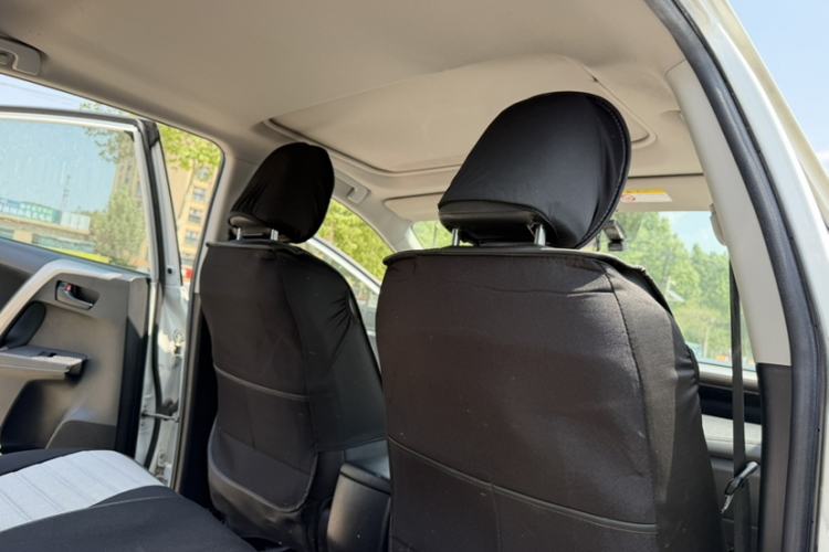 Used Toyota RAV4 2015 2.0L CVT Two-Wheel Drive Fashion Edition Interior 3