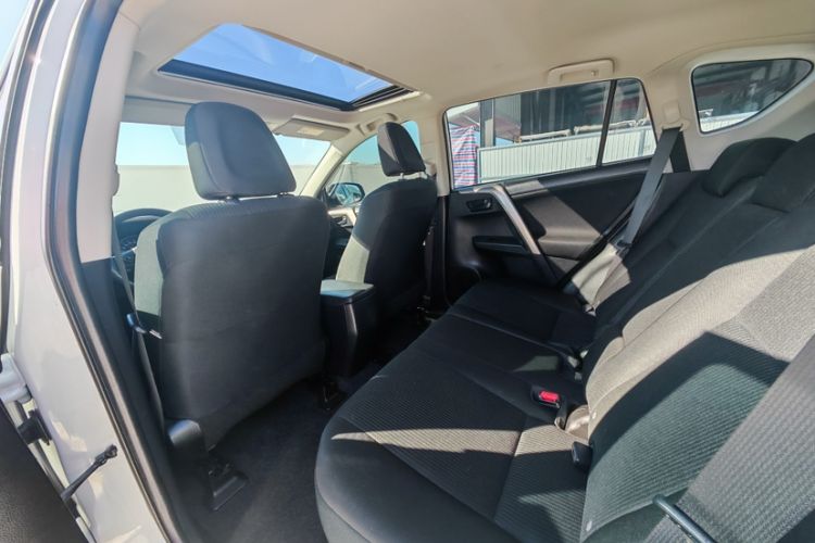 Used Toyota RAV4 2015 2.0L CVT Two-Wheel Drive Fashion Edition Interior 3