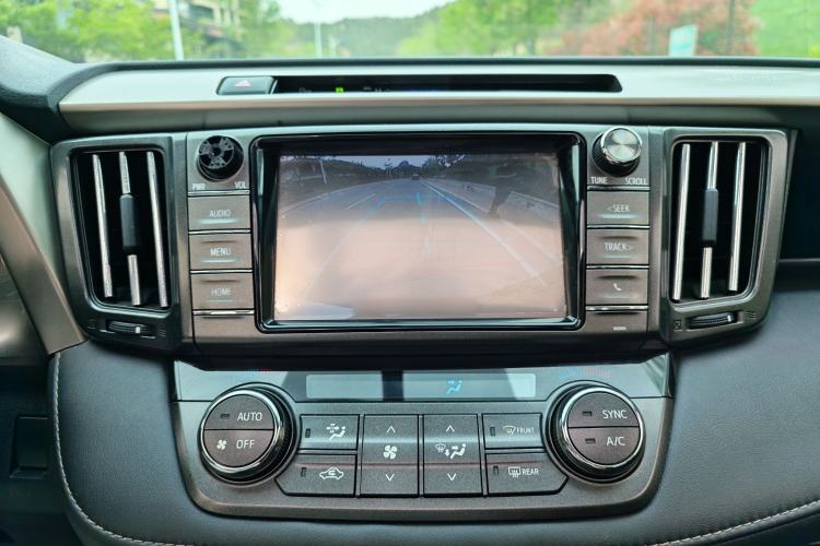 Used Toyota RAV4 2015 2.0L CVT Two-Wheel Drive Fashion Edition Interior 3