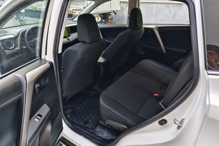 Used Toyota RAV4 2015 2.0L CVT Two-Wheel Drive Fashion Edition Interior 3