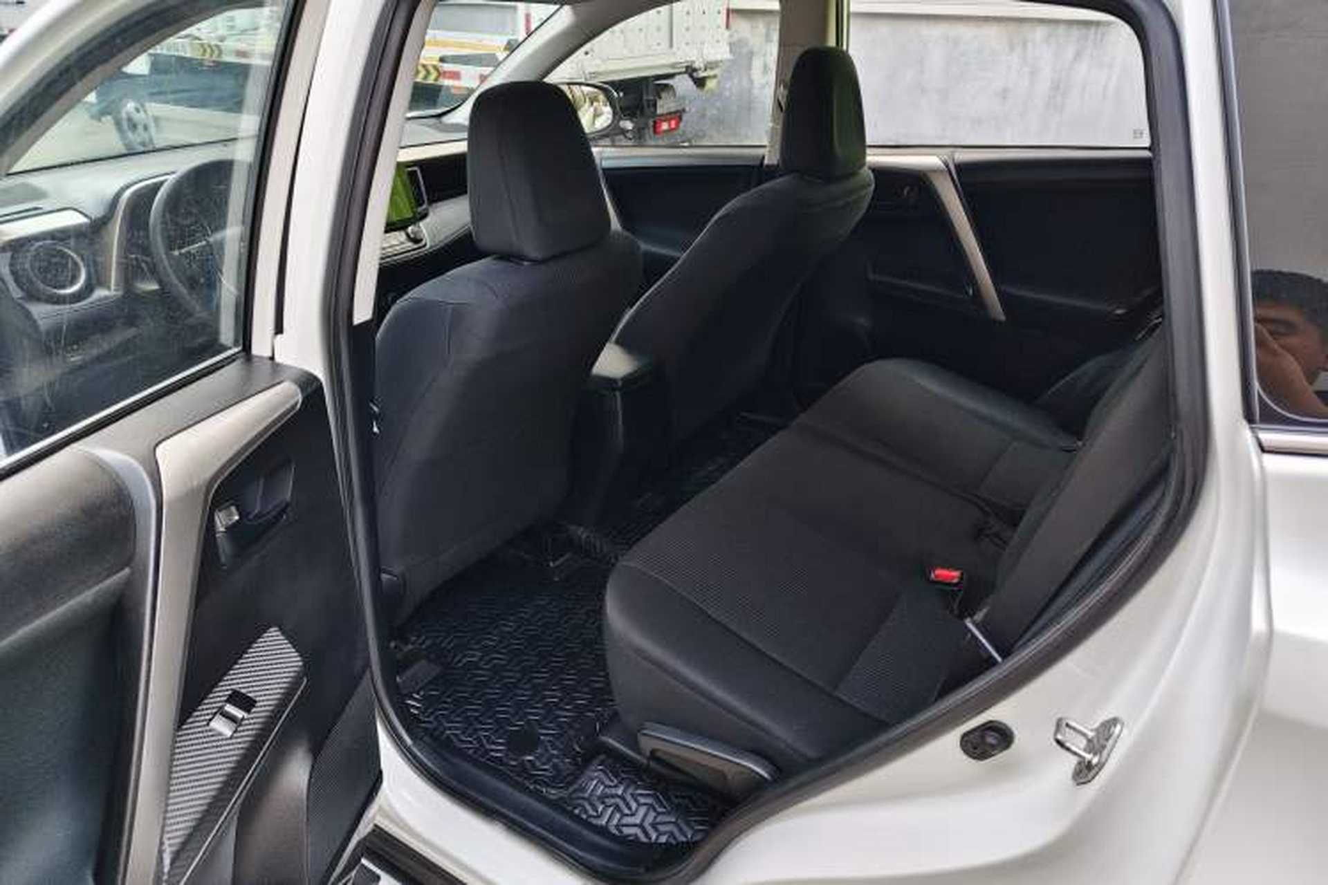 Used Toyota RAV4 2015 2.0L CVT Two-Wheel Drive Fashion Edition Interior 3