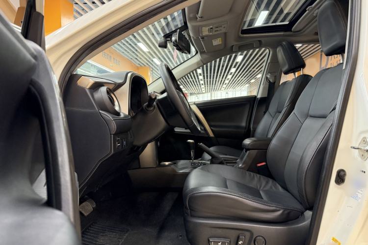 Used Toyota RAV4 2015 2.5L Automatic 4x4 Elite Edition Interior 3