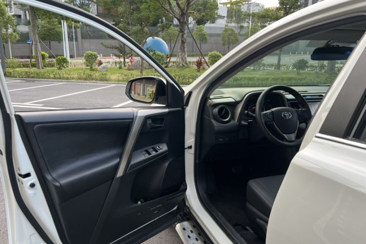 Used Toyota RAV4 2015 2.0L CVT Two-Wheel Drive Fashion Edition Interior 3