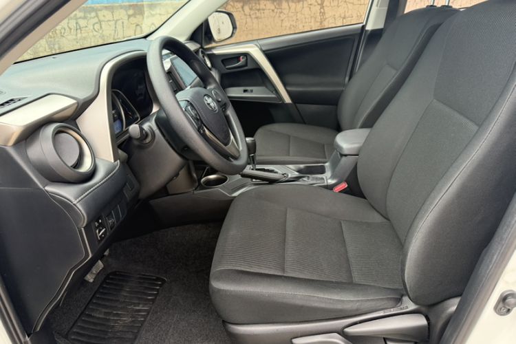 Used Toyota RAV4 2015 2.0L CVT Two-Wheel Drive Fashion Edition Interior 3